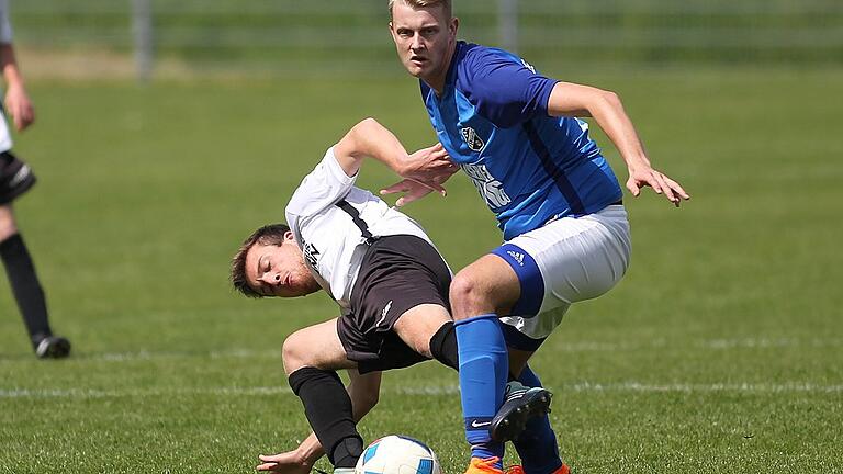 Ineinander verhakt: Maximilian Hormes vom FSV Esselbach Steinmark und der Karlburger  Viktor Ziegler (rechts).