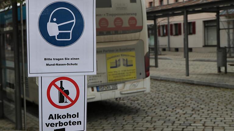 Auf zahlreichen Straßen und Plätzen im Landkreis Main-Spessart gilt wegen des über 200 liegenden Inzidenzwertes verpflichtend das Tragen von Mund- und Nasenschutz, so wie hier am Adenauerplatz in Marktheidenfeld. Auf zahlreichen Straßen und Plätzen im Landkreis Main-Spessart gilt wegen des über 200 liegenden Inzidenzwertes verpflichtend das Tragen von Mund- und Nasenschutz, so wie hier am Adenauerplatz in Marktheidenfeld.