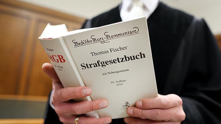 Wunderbaren Schutz vor Flüchen hatten vier Angeklagte für gutgläubige Opfer im Gepäck, die sie um viel Geld erleichterten. Nun sitzen sie auf der Anklagebank. (Symbolbild)