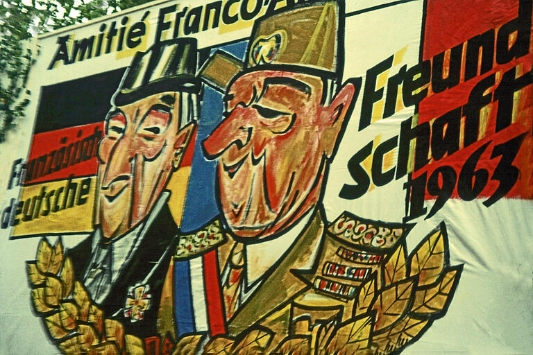 Ein Hoch auf die deutsch-französische Freundschaft! Die Botschaft dieses Plakats, das während des Festzugs in Gerolzhofen im Juli 1972 zu sehen war, war seinerzeit noch keine Selbstverständlichkeit. Ein Hoch auf die deutsch-französische Freundschaft! Die Botschaft dieses Plakats, das während des Festzugs in Gerolzhofen im Juli 1972 zu sehen war, war seinerzeit noch keine Selbstverständlichkeit.