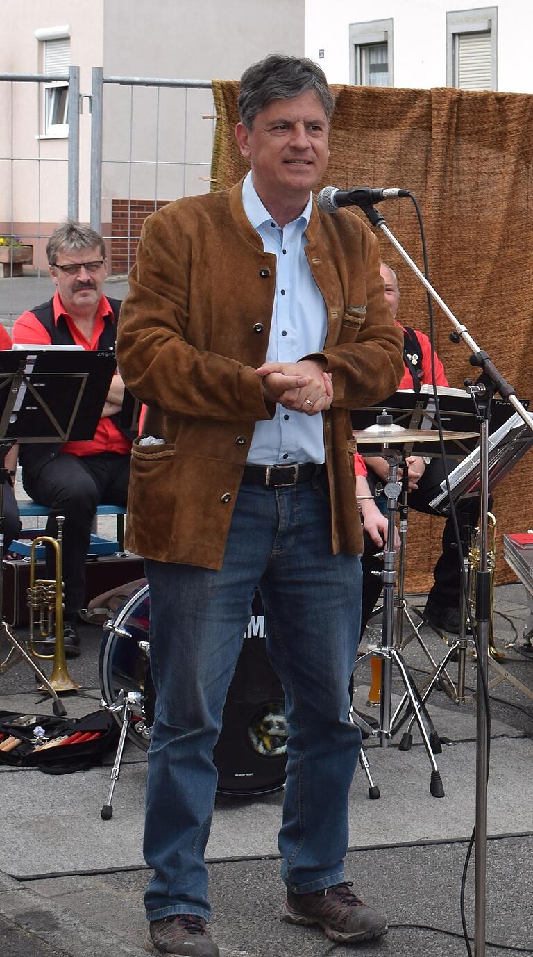 Gerrit Himmelsbach übergab die neue Kulturwanderweg-Tafel an die Bevölkerung.