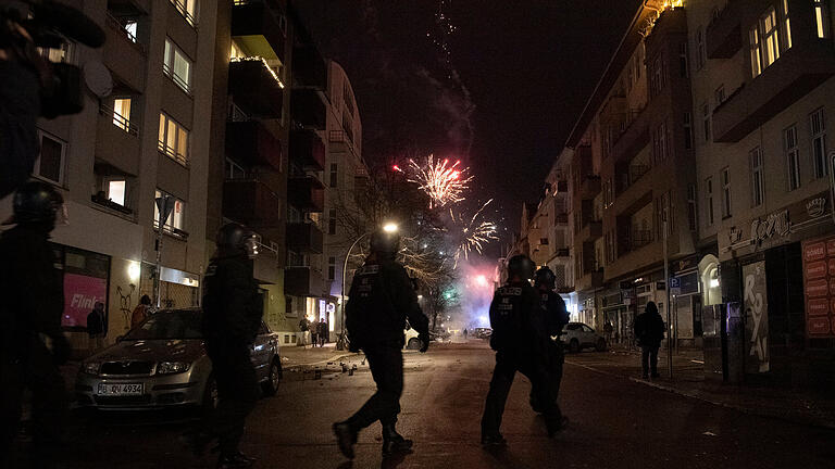Silvester - Berlin.jpeg - Wieder wurden Polizisten und Feuerwehrleute in Berlin mit Böllern und Raketen attackiert, dennoch verlief der Jahreswechsel insgesamt friedlicher. Silvester - Berlin.jpeg - Wieder wurden Polizisten und Feuerwehrleute in Berlin mit Böllern und Raketen attackiert, dennoch verlief der Jahreswechsel insgesamt friedlicher.