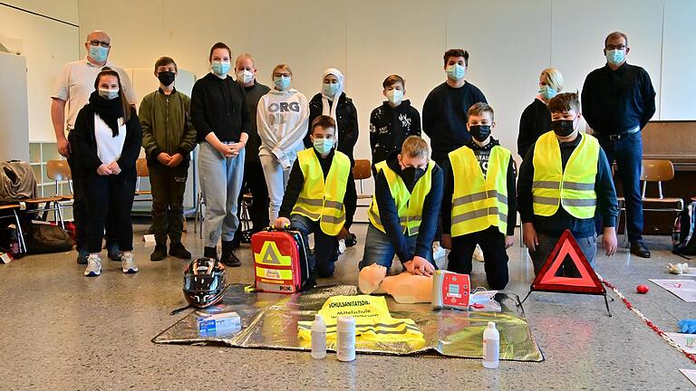 Voll motiviert gehen die neuen Schulsanitäter der Mittelschule in Waldbüttelbrunn ihre Aufgabe an. Darüber freuen sich auch Ausbildungsleiter Michael Langenhorst (links), Schulleiter Manfred Glock (5. von links) und Bürgermeister Klaus Schmidt (rechts). Eine gelbe Signalweste haben alle als Erstausstattung erhalten.