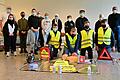 Voll motiviert gehen die neuen Schulsanitäter der Mittelschule in Waldbüttelbrunn ihre Aufgabe an. Darüber freuen sich auch Ausbildungsleiter Michael Langenhorst (links), Schulleiter Manfred Glock (5. von links) und Bürgermeister Klaus Schmidt (rechts). Eine gelbe Signalweste haben alle als Erstausstattung erhalten.