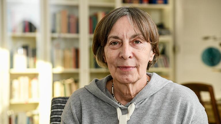 Katharina Schmelter ist Aktivistin der Würzburger Friedensinitiative Ökopax. Sie sieht eine militaristische Diskursverengung und will anderen Stimmen Gehör verschaffen. Katharina Schmelter ist Aktivistin der Würzburger Friedensinitiative Ökopax. Sie sieht eine militaristische Diskursverengung und will anderen Stimmen Gehör verschaffen. 