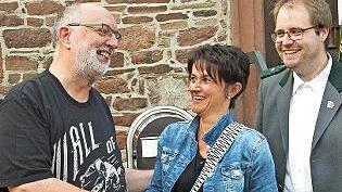 Der „Glückspilz“ des Jubiläums, der allerdings auch treffen kann, war Klaus Wagner (links), dem Tanja Krumm und Benedikt Müller seine Preise übergaben. - Der „Glückspilz“ des Jubiläums, der allerdings auch treffen kann, war Klaus Wagner (links), dem Tanja Krumm und Benedikt Müller seine Preise übergaben. Der „Glückspilz“ des Jubiläums, der allerdings auch treffen kann, war Klaus Wagner (links), dem Tanja Krumm und Benedikt Müller seine Preise übergaben. - Der „Glückspilz“ des Jubiläums, der allerdings auch treffen kann, war Klaus Wagner (links), dem Tanja Krumm und Benedikt Müller seine Preise übergaben.