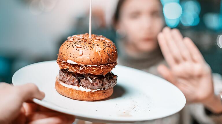 Burger aus Rindfleisch? Mit dem seltenen Alpha-Gal-Syndrom lieber nicht: Seit einem Zeckenstich kann ein Rentner aus Würzburg kein rotes Fleisch mehr essen (Symbolbild).