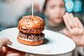 Burger aus Rindfleisch? Mit dem seltenen Alpha-Gal-Syndrom lieber nicht: Seit einem Zeckenstich kann ein Rentner aus Würzburg kein rotes Fleisch mehr essen (Symbolbild).