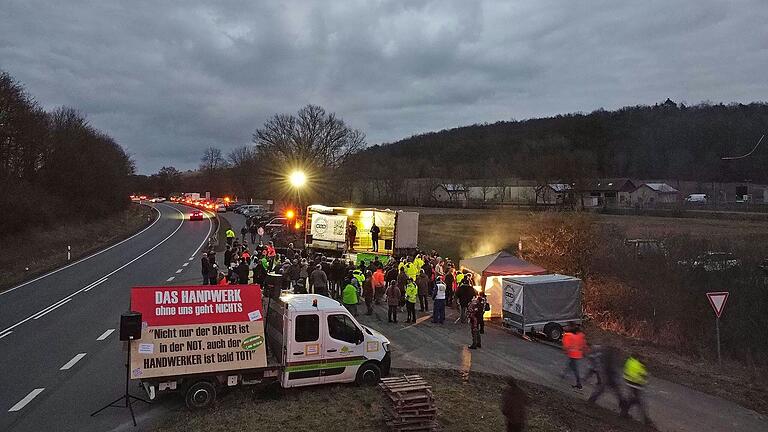 Mit lautem Hupen brachten viele Verkehrsteilnehmer ihre Solidarität zu einem Mahnfeuer an der B8 zwischen Waldbüttelbrunn und Waldbrunn zum Ausdruck.