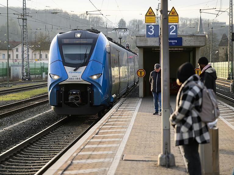 Die weiß-blauen Go-Ahead-Züge sind noch nicht überall auf der Strecke zwischen Treuchtlingen und Würzburg Standard. Im Bild fährt eine Regionalbahn am Bahnhof in Ochsenfurt ein. Die weiß-blauen Go-Ahead-Züge sind noch nicht überall auf der Strecke zwischen Treuchtlingen und Würzburg Standard. Im Bild fährt eine Regionalbahn am Bahnhof in Ochsenfurt ein.