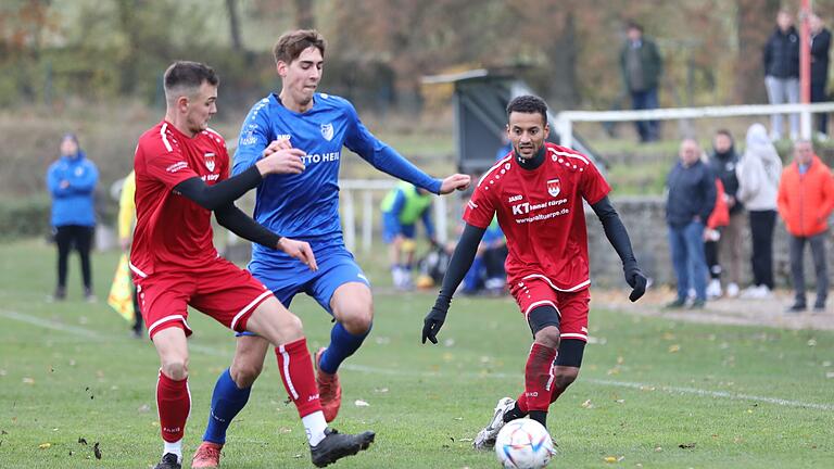 Fußball-Testspiele       -  Vom FC 06 Bad Kissingen zur SG Haard/Nüdlingen zurückgekehrt ist Vincent Kiesel (Bildmitte, im Spiel der 06er gegen den FC Gerolzhofen)), der beim 2:1-Testspielsieg über die SG Reiterswiesen unter den SG-Torschützen war.