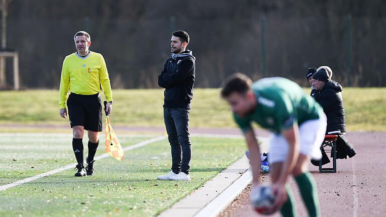 Trainer Victor Kleinhenz (FC Schweinfurt 05) hofft auf einen Sieg seiner Mannschaft im Testspiel gegen die SG Barockstadt Fulda. Trainer Victor Kleinhenz (FC Schweinfurt 05) hofft auf einen Sieg seiner Mannschaft im Testspiel gegen die SG Barockstadt Fulda.