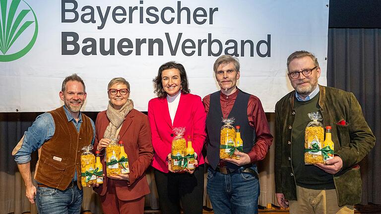 Mehr Wertschätzung für regionale Produkte: Passend zum Thema gab es als Geschenk für die Diskussionsteilnehmerinnen und -teilnehmer Erzeugnisse aus der heimischen Landwirtschaft. Mehr Wertschätzung für regionale Produkte: Passend zum Thema gab es als Geschenk für die Diskussionsteilnehmerinnen und -teilnehmer Erzeugnisse aus der heimischen Landwirtschaft.