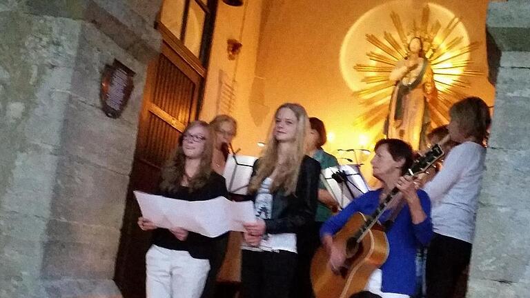 Hinreißend: Anna und Sophia Göpfert (von links) verzauberten die Zuhörer mit ihren Stimmen, begleitet von der Flötengruppe und Margot Karlein an der Gitarre. Hinreißend: Anna und Sophia Göpfert (von links) verzauberten die Zuhörer mit ihren Stimmen, begleitet von der Flötengruppe und Margot Karlein an der Gitarre.