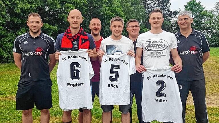 Abschied: Der stellvertretende Vorsitzende des SV Rödelmaier, Markus Werner (links), sowie Abteilungsleiter Klaus Straub (rechts) verabschiedeten (ab Zweiter von links) Steffen Englert, Sebastian Schmitt, Jürgen Böck, Andreas Kloos und Andreas Miller.