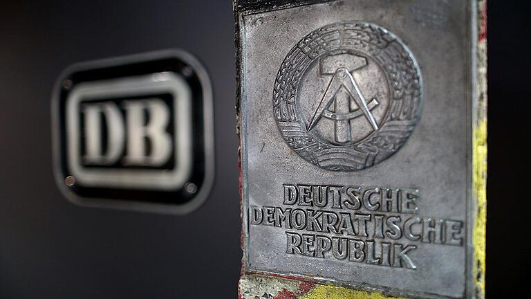 Dauerausstellung 'Im Deutschland der zwei Bahnen' - Ein Eigentumsschild der „Deutschen Bundesbahn” neben einer DDR-Grenzsäule von der innerdeutschen Grenze im DB Museum. Dauerausstellung 'Im Deutschland der zwei Bahnen' - Ein Eigentumsschild der „Deutschen Bundesbahn” neben einer DDR-Grenzsäule von der innerdeutschen Grenze im DB Museum.