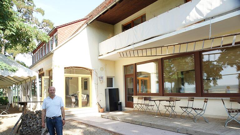 Karlheinz Friedel hat eine neue Idee für das Gebäude des Café-Restaurants 'Ruine Aura'. Foto: Arkadius Guzy       -  Karlheinz Friedel hat eine neue Idee für das Gebäude des Café-Restaurants 'Ruine Aura'. Foto: Arkadius Guzy