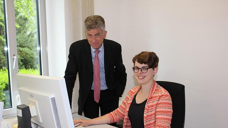 Projektmanagerin Lisa Graskamp und  Bertram Eidel, Leiter des Bereichs Umwelt bei der Regierung von Unterfranken, testen den Internetauftritt zur Onlinebefragung. Johannes Hardenacke       -  Projektmanagerin Lisa Graskamp und  Bertram Eidel, Leiter des Bereichs Umwelt bei der Regierung von Unterfranken, testen den Internetauftritt zur Onlinebefragung. Johannes Hardenacke