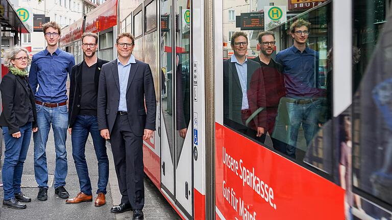 Die Würzburger Grünen mit OB Kandidat Martin Heilig (rechts) vor einer Würzburger Straßenbahn. Anlass war die Vorstellung ihres Verkehrskonzeptes.