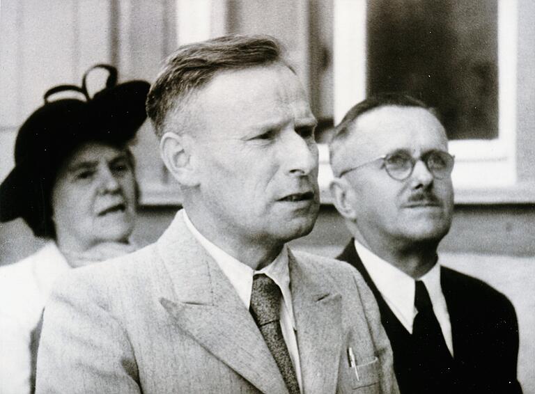 Dr. Engelbert Weyer, Bürgermeister der Stadt Marktheidenfeld 1948 bis 1950, (links) mit seinem Stellvertreter und Nachfolger Georg Schmitt (rechts), ganz links im Bild Weyers Ehefrau.