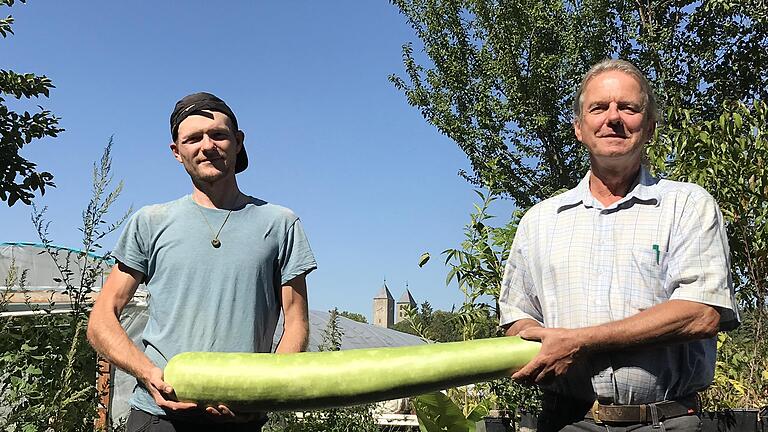 Martin Schäfer (links) und Veit Plietz, Bio-Gärtner aus Schwarzach, mit einem besonderen Kürbis: der Herkuleskeule.