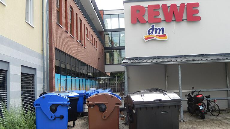 Kein Durchgang: Ein Bauzaun und Mülltonnen trennen nach wie vor die Ludwigpassage von der Passage zwischen Rewe-Markt und dm-Drogerie.&nbsp;