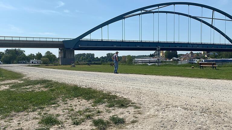 Noch ist die Volkacher Mainlände ein öder Ort, doch mit der Neugestaltung soll sie ergrünen. Im Hintergrund ist die Brücke nach Astheim zu sehen. Noch ist die Volkacher Mainlände ein öder Ort, doch mit der Neugestaltung soll sie ergrünen. Im Hintergrund ist die Brücke nach Astheim zu sehen.