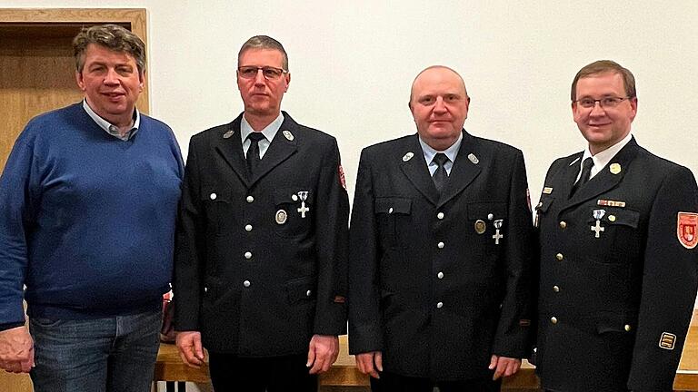 Auf dem Foto (von links): Bürgermeister Johannes Wagenpfahl, stellv. Kommandant Ralf Fischer, 1. Kommandant Markus Dittmaier, Kreisbrandinspektor Benjamin Egert. Auf dem Foto (von links): Bürgermeister Johannes Wagenpfahl, stellv. Kommandant Ralf Fischer, 1. Kommandant Markus Dittmaier, Kreisbrandinspektor Benjamin Egert.