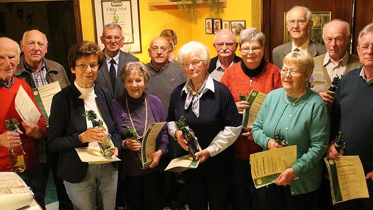 Die Siedlergemeinschaft ehrte viele Mitglieder für 40-jährige Treue (von links): Eberhard Roth, Rudolf Geilig, Elfriede Euler, Vorsitzender Josef Meyer, Lydia Krammer, Günter Engert, Betty Beck, Josef Gräb, Margot Kirchhof, Franz Stephan, Ilse Hermsdörfer, Karl Schmutzer und Franz Wehner. Die Siedlergemeinschaft ehrte viele Mitglieder für 40-jährige Treue (von links): Eberhard Roth, Rudolf Geilig, Elfriede Euler, Vorsitzender Josef Meyer, Lydia Krammer, Günter Engert, Betty Beck, Josef Gräb, Margot Kirchhof, Franz Stephan, Ilse Hermsdörfer, Karl Schmutzer und Franz Wehner.