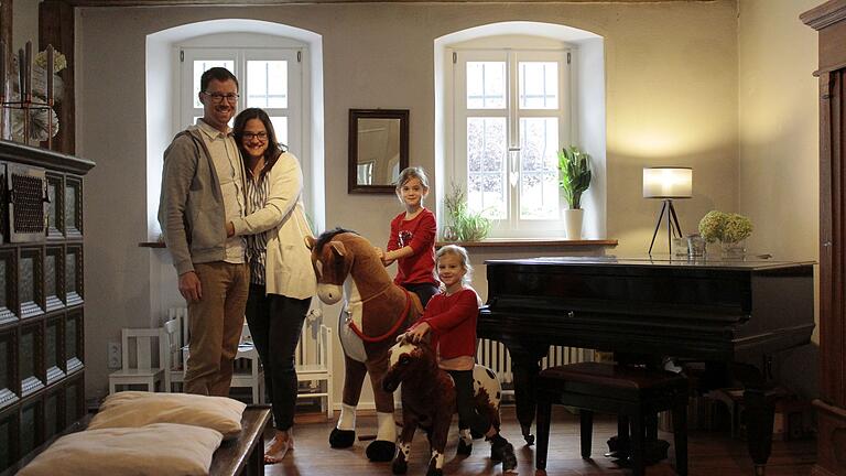 Altortserie: Im alten Forsthaus mitten in Mainsondheim wohnen drei Generationen unter einem Dach. Ingrid und Reinhard Worschech freuen sich, dass ihre jüngste Tochter Anna Rauh mit ihrem Mann Andreas und den beiden Töchtern Mathilda und Luisa das denkmalgeschützte Haus erhalten wollen.