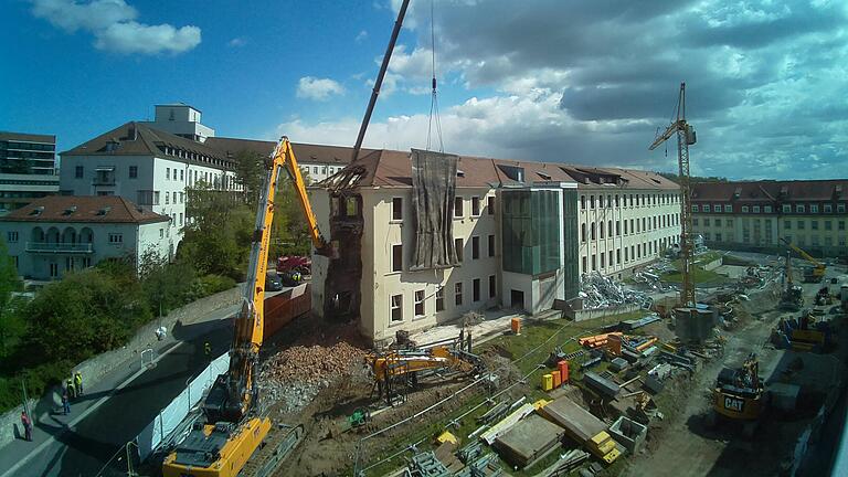 Auf dem Würzburger Medizin-Campus hat der Abbruch der einstigen Urologie begonnen, um Platz zu schaffen für den Neubau des Helmholtz-Instituts.