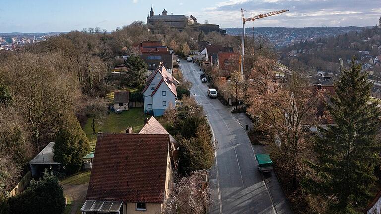 Der Obere Burgweg in Würzburg. Hier bangen Anwohnerinnen und Anwohner um ihre Häuser, weil die Erbbaurechte im September kommenden Jahres ablaufen. Der Obere Burgweg in Würzburg. Hier bangen Anwohnerinnen und Anwohner um ihre Häuser, weil die Erbbaurechte im September kommenden Jahres ablaufen.