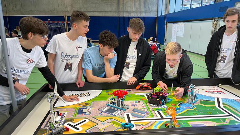 Das Team der Robogeeks, bestehend aus Torben Ossig, Paul Schuhmann, Til Schneider, Daniel Beidel, Antonia Wolf, Noah Mauer, Benjamin Kehl, Marvin und Philipp Eisenmann beim Regionalwettbewerb in Würzburg. Nicht dabei, aber mit unterstützend, waren... - Das Team der Robogeeks, bestehend aus Torben Ossig, Paul Schuhmann, Til Schneider, Daniel Beidel, Antonia Wolf, Noah Mauer, Benjamin Kehl, Marvin und Philipp Eisenmann beim Regionalwettbewerb in Würzburg. Nicht dabei, aber mit unterstützend, waren die Abiturienten Linus Ziegler, Adam Hauk und Frederik Dürr. Das Team der Robogeeks, bestehend aus Torben Ossig, Paul Schuhmann, Til Schneider, Daniel Beidel, Antonia Wolf, Noah Mauer, Benjamin Kehl, Marvin und Philipp Eisenmann beim Regionalwettbewerb in Würzburg. Nicht dabei, aber mit unterstützend, waren... - Das Team der Robogeeks, bestehend aus Torben Ossig, Paul Schuhmann, Til Schneider, Daniel Beidel, Antonia Wolf, Noah Mauer, Benjamin Kehl, Marvin und Philipp Eisenmann beim Regionalwettbewerb in Würzburg. Nicht dabei, aber mit unterstützend, waren die Abiturienten Linus Ziegler, Adam Hauk und Frederik Dürr.