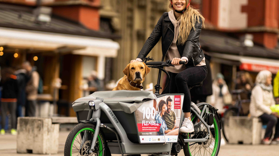 Schwimmerin Leonie Beck auf einem E-Lastenrad.