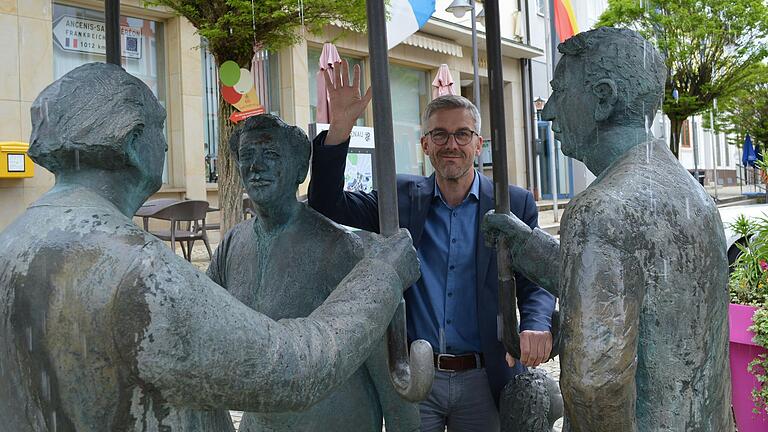 Bürgermeister Jochen Vogel im Mai 2023 am Figuren-Brunnen vor dem Rathaus in Bad Brückenau.