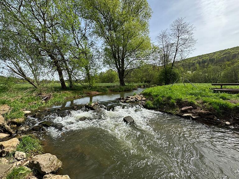 Das Wehr am Ortsausgang von Obererthal ist auf jeden Fall eine Pause wert. Viel idyllischer wird es nicht im Thulbatal.