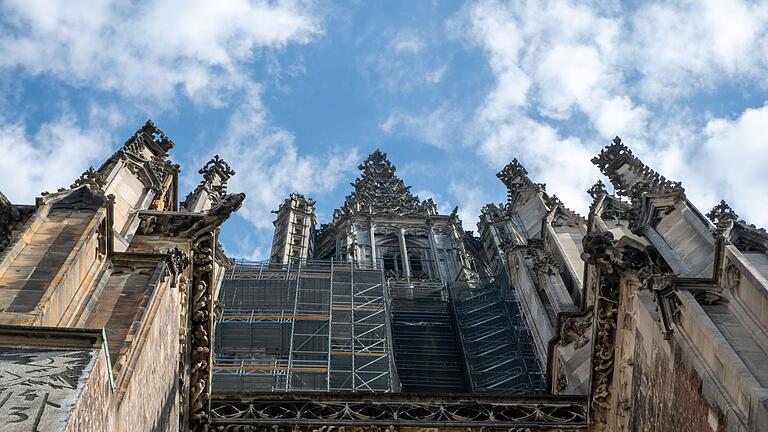 Bauhütte Ulmer Münster.jpeg       -  Der größte Kirchturm der Welt überagt die meisten seiner Art bei weitem. Standort dieses Gebäudes ist dabei eine Stadt im südwesten Deutschlands.