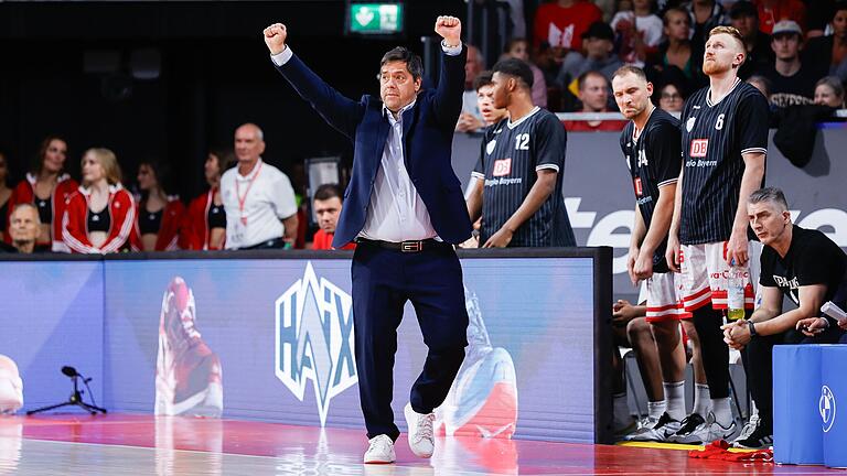 Zwei Fäuste nach oben: Bei Baskets-Trainer Sasa Filipovski ist das in dem Fall keine Jubel-Geste, sondern ein taktischer Hinweis an sein Team.