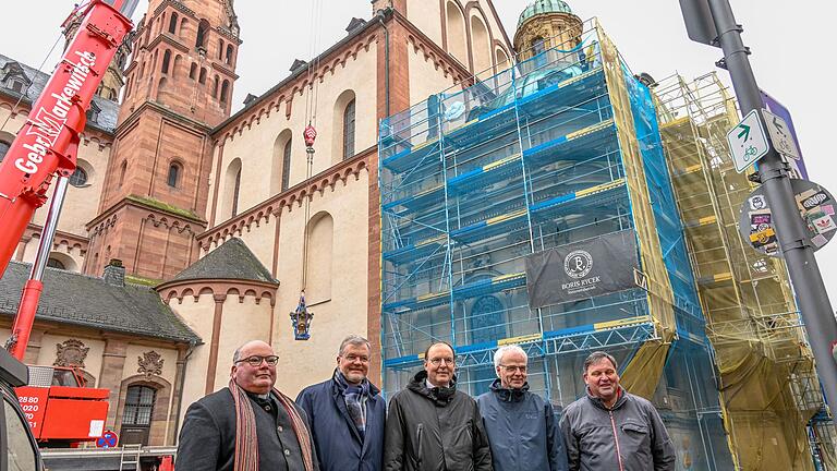 Die Sanierungsarbeiten an der Außenfassade der Schönbornkapelle gehen weiter. Darüber freuen sich (von links) Dompfarrer Stefan Gessner, Domdekan Generalvikar Dr. Jürgen Vorndran, Dompropst Paul Reder, Architekt Burkhard Falkenberg vom Referat Bau des Bistums sowie Restaurator Hendrik Romstedt.