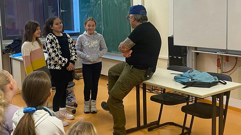 Dein Verhalten ist absolut respektlos (von links): Die Schülerinnen Filina Leanza, Valeria Werbinek und Sophia Ott führten dem coolen Sven (Dirk Bayer) sein beleidigendes Verhalten vor Augen.