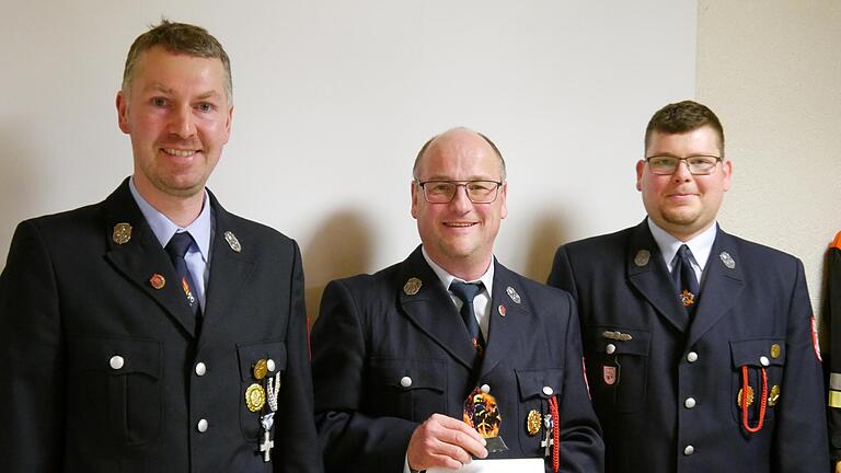 Mit einem Gutschein bedankten sich Kommandant Christian Schüssler (l.) und Vereinsvorsitzender Matthias Müller (r.) beim langjährigen Atemschutzwart Dirk Schuhmann. - Mit einem Gutschein bedankten sich Kommandant Christian Schüssler (l.) und Vereinsvorsitzender Matthias Müller (r.) beim langjährigen Atemschutzwart Dirk Schuhmann. Mit einem Gutschein bedankten sich Kommandant Christian Schüssler (l.) und Vereinsvorsitzender Matthias Müller (r.) beim langjährigen Atemschutzwart Dirk Schuhmann. - Mit einem Gutschein bedankten sich Kommandant Christian Schüssler (l.) und Vereinsvorsitzender Matthias Müller (r.) beim langjährigen Atemschutzwart Dirk Schuhmann.