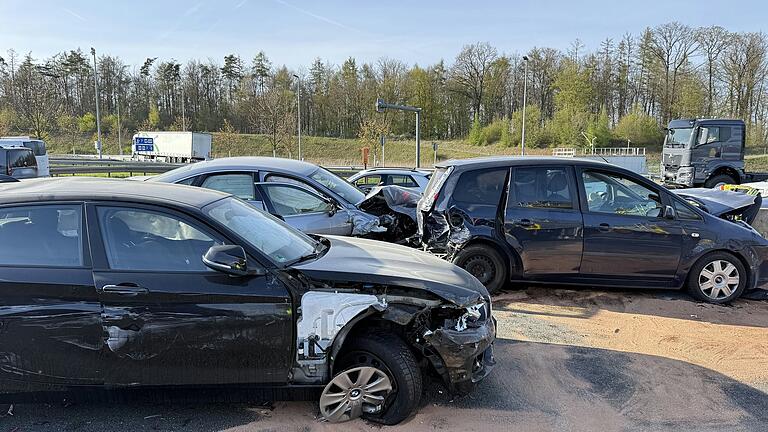 Einsatzkräfte arbeiten zwischen den Unfallfahrzeugen auf der Autobahn 3. Zum Ferienstart ereignen sich auf der Autobahn bei Helmstadt in Unterfranken folgenschwere Unfälle. Einsatzkräfte arbeiten zwischen den Unfallfahrzeugen auf der Autobahn 3. Zum Ferienstart ereignen sich auf der Autobahn bei Helmstadt in Unterfranken folgenschwere Unfälle.