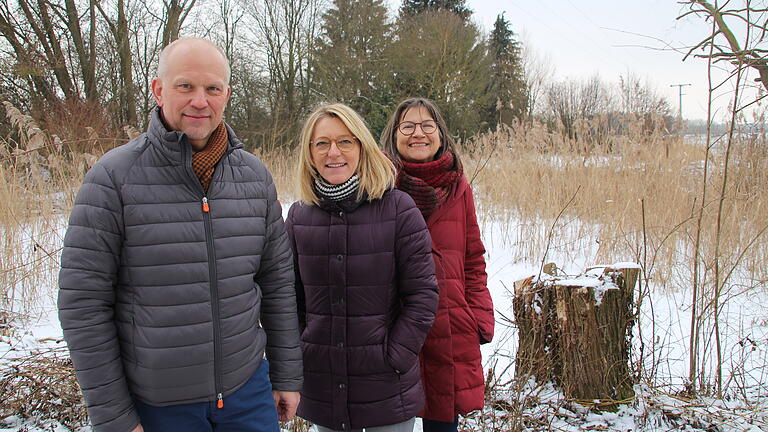 Die Ochsenfurter Ortsgruppe des Bund Naturschutz betreut die Kröten, die zum Erlacher Weiher wandern. Von links: Marc Stetting, Martina Fechter, Christine Ruhl.