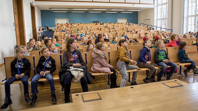 Wo kommt mein T-Shirt her? Dies erfuhren die jungen Teilnehmer der Kinderuni bei der Vorlesung am Samstag. Wo kommt mein T-Shirt her? Dies erfuhren die jungen Teilnehmer der Kinderuni bei der Vorlesung am Samstag.
