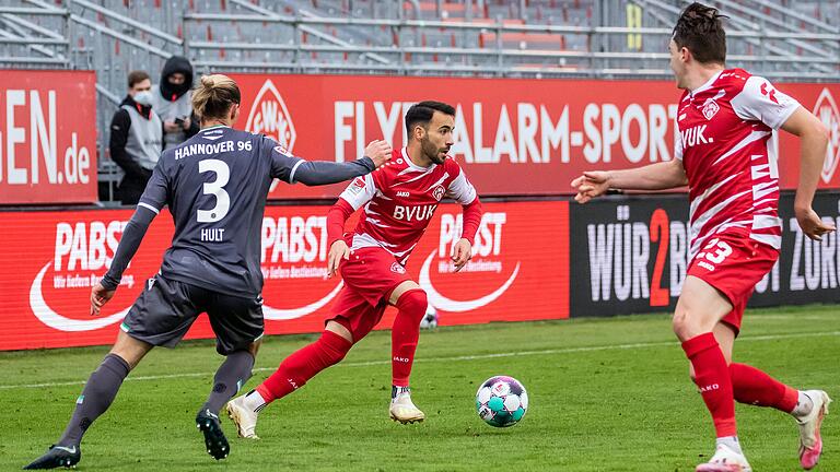 Steht in unserer Kickers-Startelf für das Heimspiel gegen den SV Sandhausen: Mitja Lotric (Mitte) soll hinter Angreifer Ridge Munsy für Gefahr sorgen.