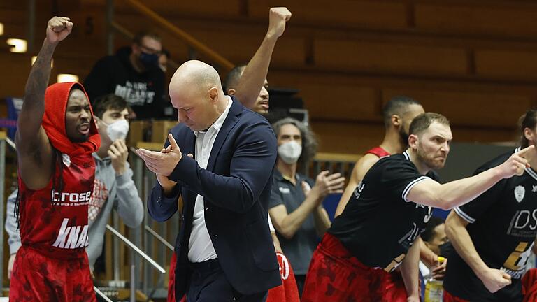 Applaus, Applaus, Applaus: Baskets-Trainer Denis Wucherer war ganz zufrieden mit dem Auftritt seiner Mannen in Crailsheim.