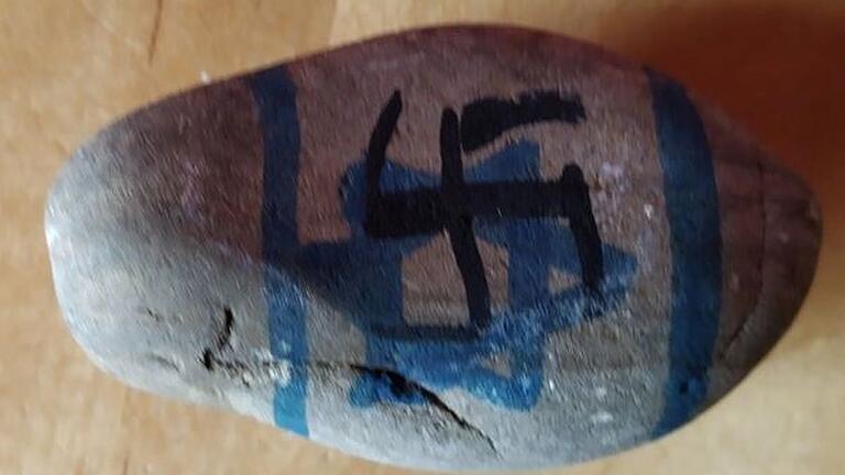 Ein Stein mit dem Davidstern, der auf der Unterseite mit einem Hakenkreuz beschmiert war. Stadtführerin Monika Iffert fand ihn auf dem Denkmal für die Juden in der Bauerngasse in Bad Neustadt. Ein Stein mit dem Davidstern, der auf der Unterseite mit einem Hakenkreuz beschmiert war. Stadtführerin Monika Iffert fand ihn auf dem Denkmal für die Juden in der Bauerngasse in Bad Neustadt.