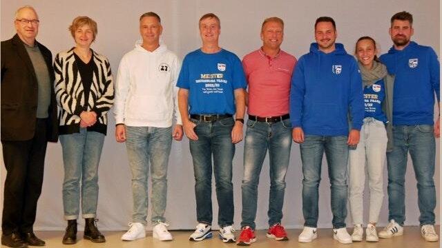 Die Vorstandschaft der DJK Rieden (vlnr): Helmut Rügamer, Manuela Kaiser, Matthias Schemmel, Klaus Keller, Oliver Rumpel, Angelo Schraud, Franziska Kaiser, André Löhr Die Vorstandschaft der DJK Rieden (vlnr): Helmut Rügamer, Manuela Kaiser, Matthias Schemmel, Klaus Keller, Oliver Rumpel, Angelo Schraud, Franziska Kaiser, André Löhr