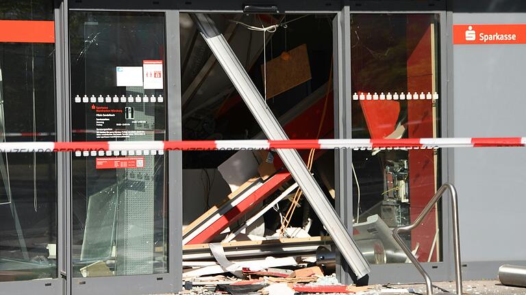 Im Lohrer Ortsteil Sendelbach wurde im April 2024 ein Geldautomat der Sparkasse gesprengt. Im Lohrer Ortsteil Sendelbach wurde im April 2024 ein Geldautomat der Sparkasse gesprengt.