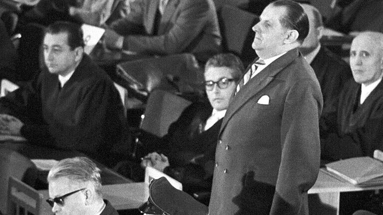 KZ-Verbrecher vor Gericht       -  Ungebeugt: Der Angeklagte Oswald Kaduk (stehend) beim Auschwitz-Prozess.